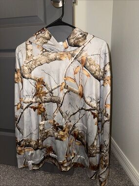 Camo Tree-Print Hooded Pullover in Light Gray & Brown